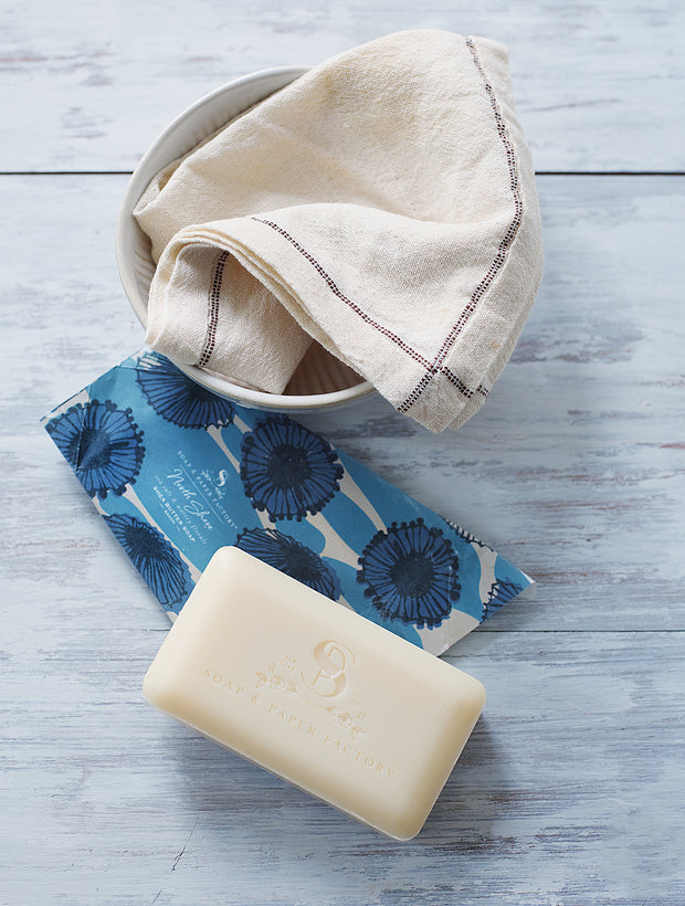  North Shore features deeply layered notes of sea salt & lush, watery florals that will transport you to the edge of the sea with crashing waves, hot sun and sandy beaches. Our extra-gentle 100% vegetable soap is enriched with nourishing Shea Butter for a creamy and luxurious lather.