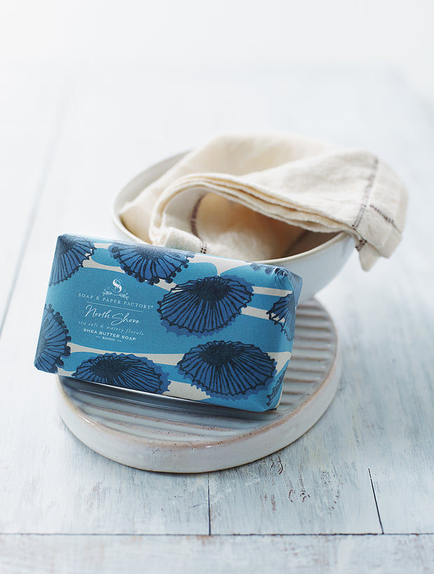  North Shore features deeply layered notes of sea salt & lush, watery florals that will transport you to the edge of the sea with crashing waves, hot sun and sandy beaches. Our extra-gentle 100% vegetable soap is enriched with nourishing Shea Butter for a creamy and luxurious lather.